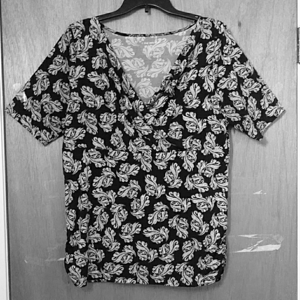 Lane Bryant B&W V-Neck Paisley Top EUC